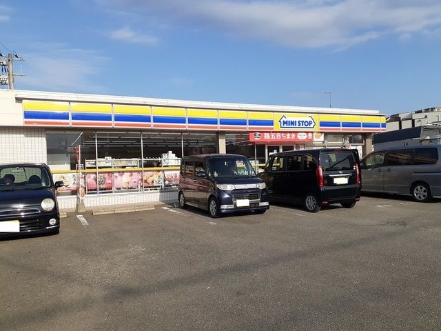 近くのミニストップまで350m（徒歩5分）