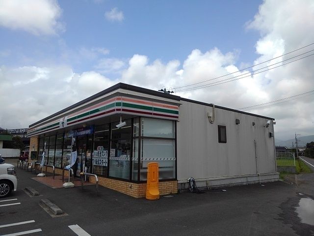 近くのコンビニまで550m（徒歩7分）