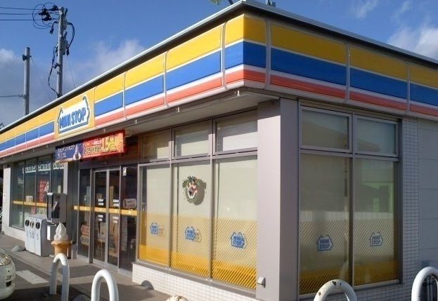 近くのミニストップ二本松向原店まで300m（徒歩4分）