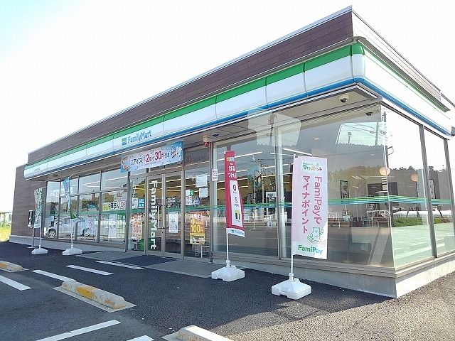近くのファミリーマート大田原中田原店まで1,000m（徒歩13分）
