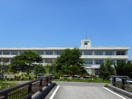 近くの小学校まで420m（徒歩6分）