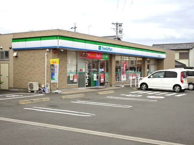 近くのファミリーマート 静波一丁目店まで1,100m(徒歩14分)