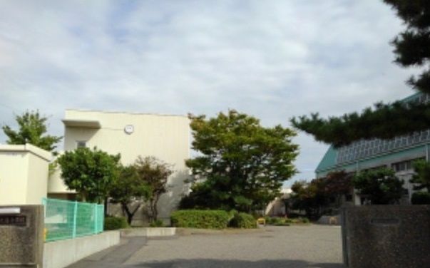 近くの新潟市立大通小学校まで900m（徒歩12分）