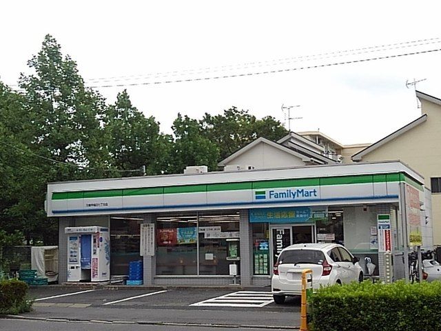近くのファミリーマート三郷早稲田７丁まで700m（徒歩9分）