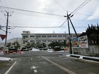 近くの水原中学校まで2,200m（徒歩28分）