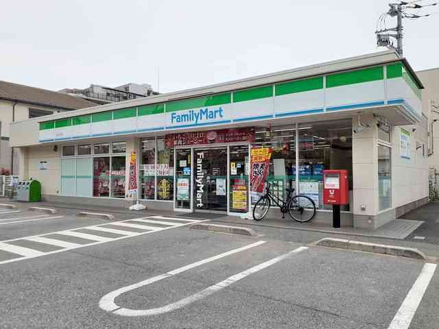 近くのファミリーマート流山初石店まで450m（徒歩6分）