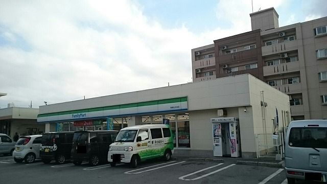 近くのファミリーマート真嘉比中央店まで550m（徒歩7分）