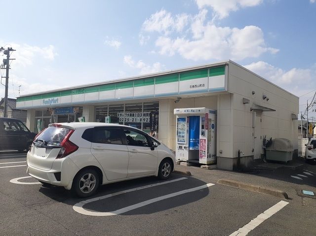近くのファミリーマート石巻西山町店まで57m(徒歩1分)