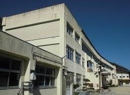 近くの小田東小学校まで400m(徒歩5分)