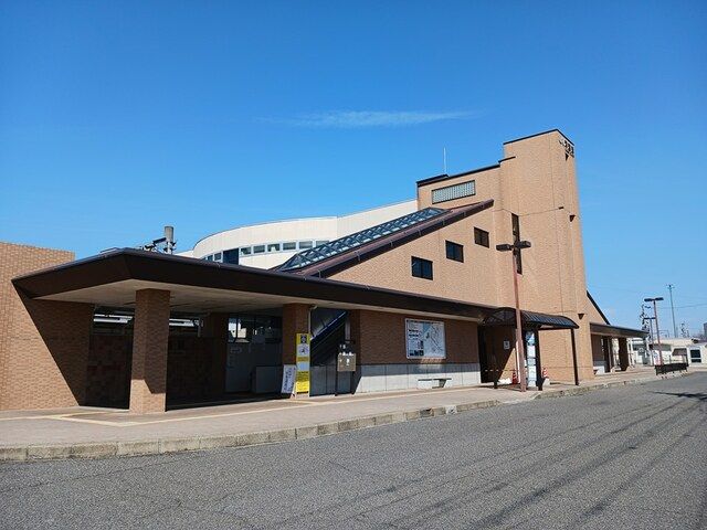 近くのJR河瀬駅まで1,300m（徒歩17分）