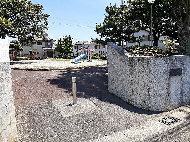 近くの日進公園まで64m（徒歩1分）