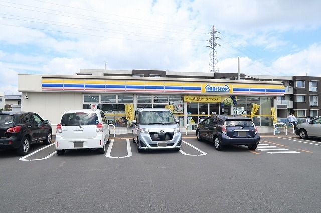 近くのミニストップつくばみどりの店まで300m（徒歩4分）