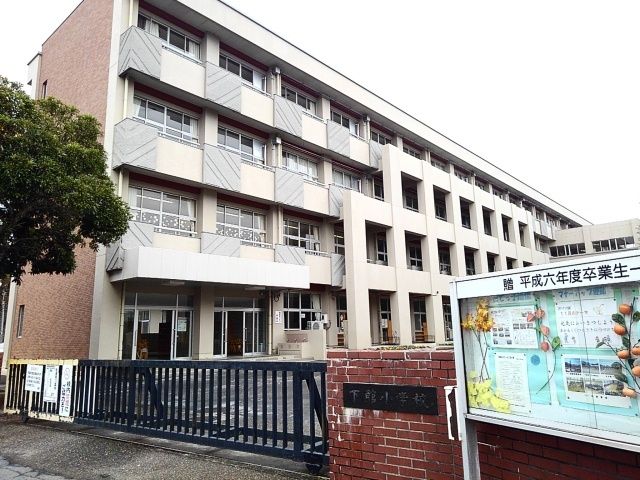 近くの筑西市立下館小学校まで300m（徒歩4分）