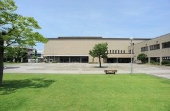 近くの深谷文化会館まで600m(徒歩8分)