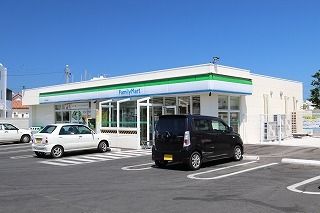 近くのファミリーマートうるま田場店まで1,600m（徒歩20分）