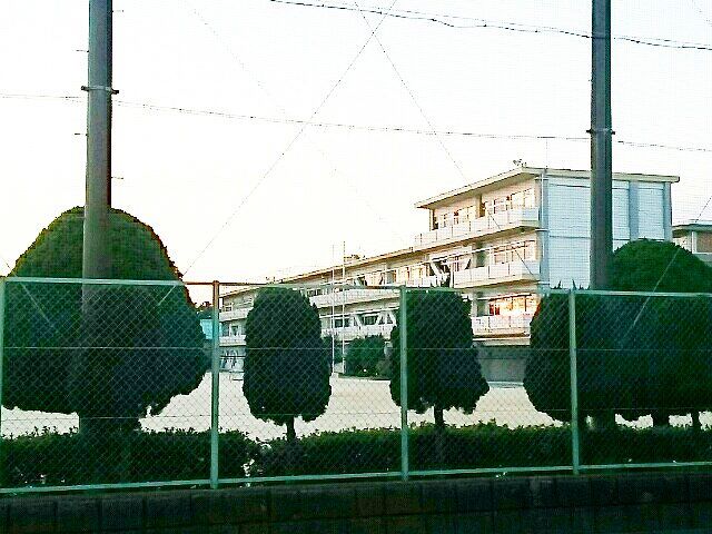 近くの一宮市立　三条小学校まで850m（徒歩11分）