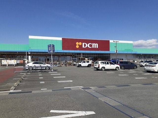 近くのDCM南アルプス店まで2,500m（徒歩32分）