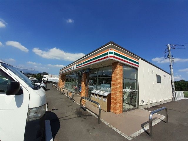 近くのセブンイレブン前橋西大室町店まで400m（徒歩5分）