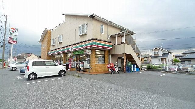 近くのコンビニまで850m（徒歩11分）