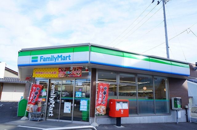 近くのファミリーマート西ノ内一丁目店まで350m（徒歩5分）