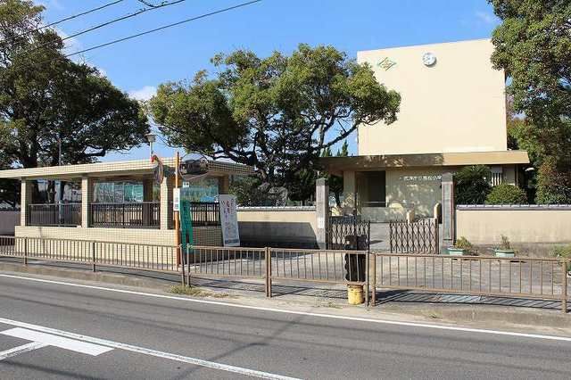 近くの唐津市立長松小学校まで1,400m（徒歩18分）