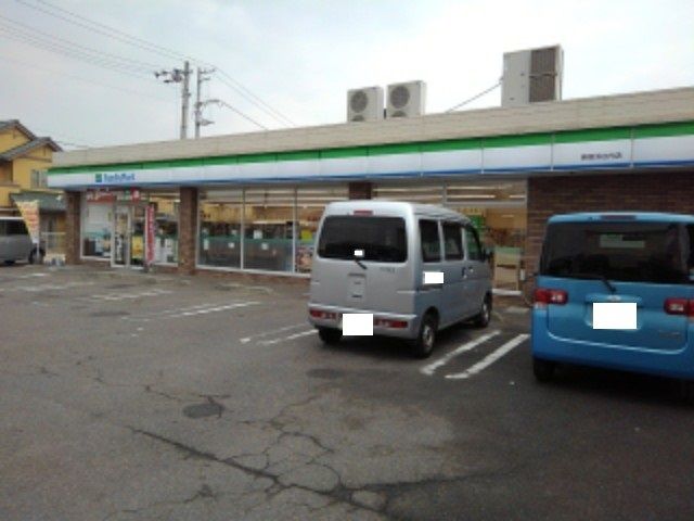 近くのファミリーマート新居浜庄内店様まで400m（徒歩5分）