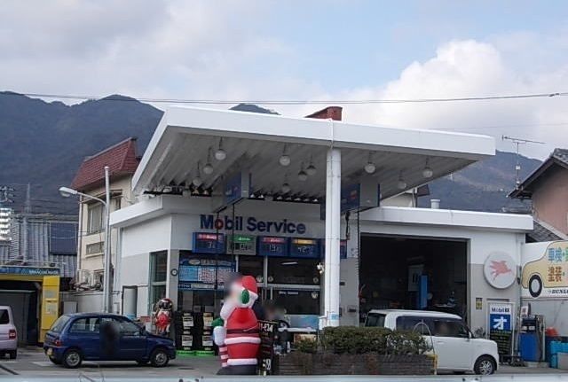 近くのMobilまで800m（徒歩10分）