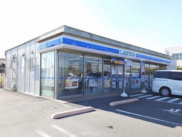 近くのローソン下川東三丁目店まで300m（徒歩4分）