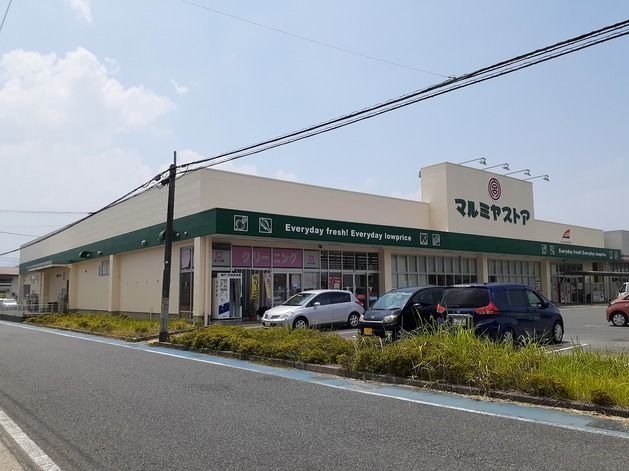 近くのマルミヤストア日田店まで770m（徒歩10分）