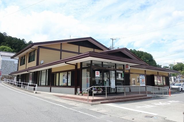 近くの銀行まで800m（徒歩10分）