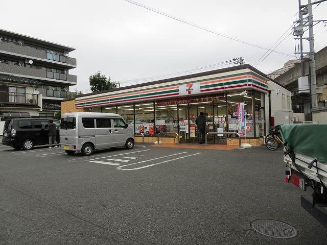 近くのセブンイレブンまで450m（徒歩6分）