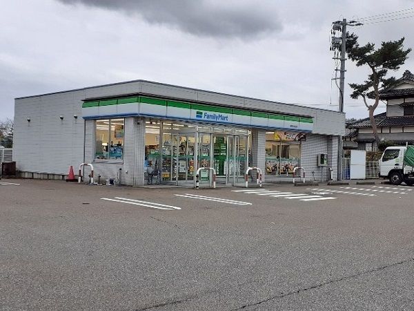 近くのファミリーマート 聖籠次第浜店まで1,400m（徒歩18分）