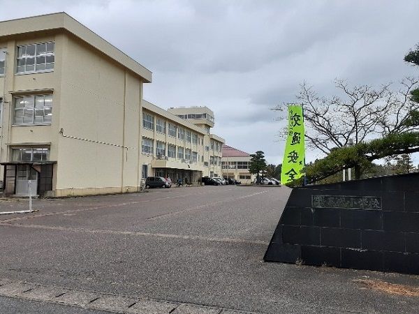 近くの亀代小学校まで1,100m（徒歩14分）