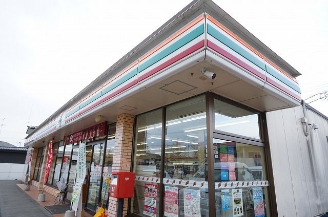 近くのセブンイレブン須賀川警察署前店まで1,000m（徒歩13分）