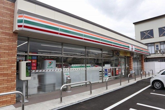 近くのセブンイレブン上越本町１丁目店まで500m（徒歩7分）