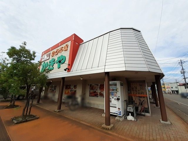 近くの食卓市場かきやまで950m（徒歩12分）