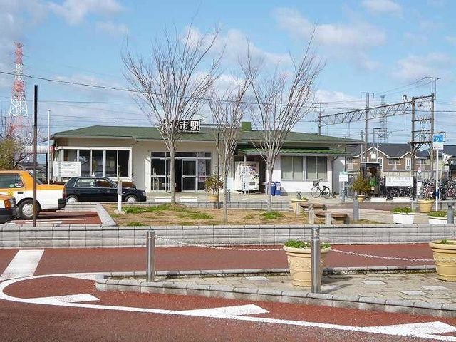 近くの坂ノ市駅まで700m（徒歩9分）