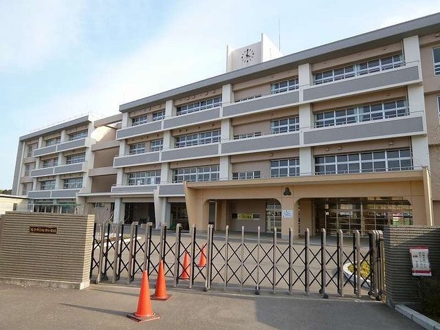 近くの坂ノ市小学校まで1,200m（徒歩15分）