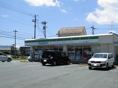 近くのコンビニまで300m（徒歩4分）