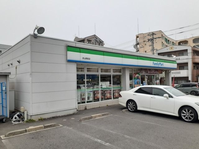 近くのファミリーマート衣山駅前店様まで500m（徒歩7分）
