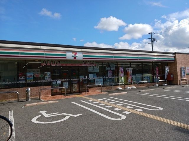 近くのセブンイレブン北助松駅前店まで500m(徒歩7分)