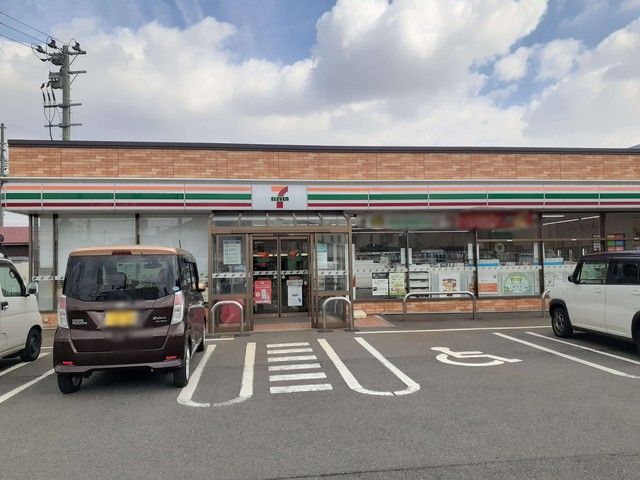 近くのセブンイレブン鶴岡千石店まで800m（徒歩10分）