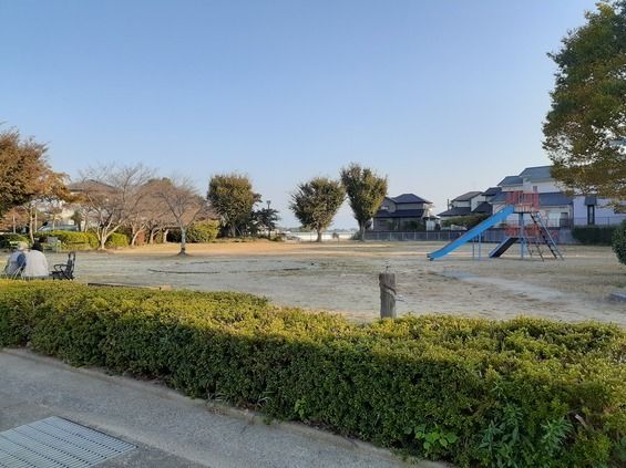 近くの横隈児童公園まで460m（徒歩6分）