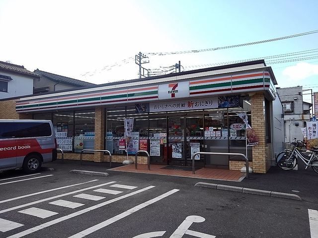 近くのセブンイレブンそうか公園通り店まで130m（徒歩2分）