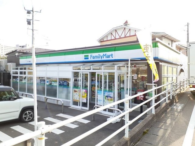 近くのファミリーマートタウン蓬莱店まで2,000m(徒歩25分)