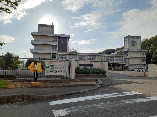 近くの福島市立蓬莱東小学校まで900m(徒歩12分)