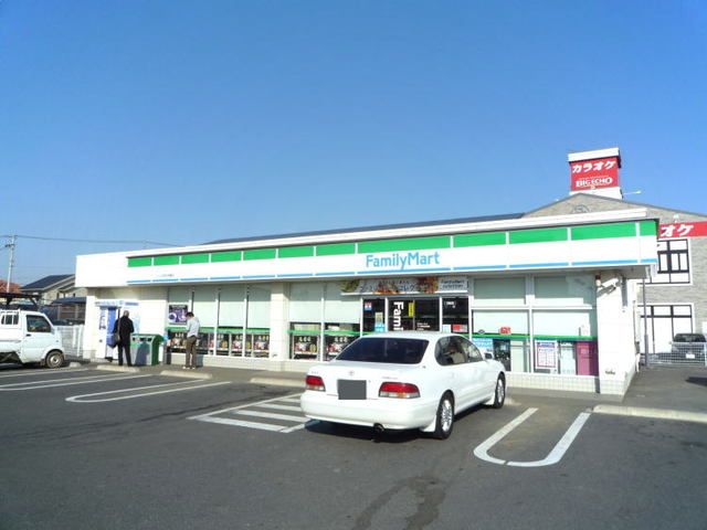 近くのファミリーマートまで800m(徒歩10分)