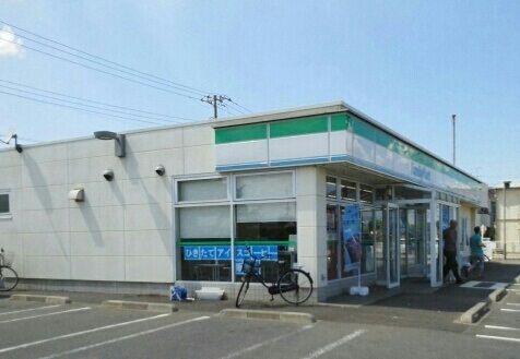 近くのファミリーマートまで350m（徒歩5分）