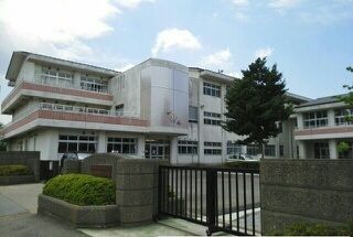 近くの本城小学校まで800m（徒歩10分）