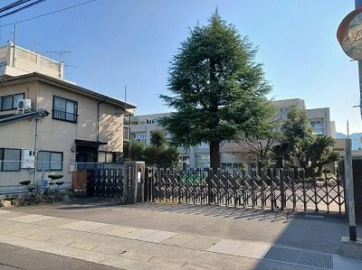 近くの高松市国分寺南部小学校まで750m(徒歩10分)